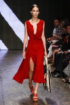 Total red alla sfilata Donna Karan