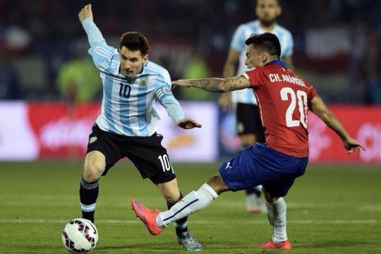 Messi, frenado por Charles Aranguiz