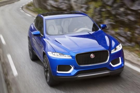 Il suv Jaguar F-Pace, presentato al Tour de France