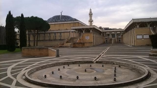 Piazzale della moschea di Roma