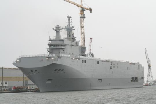 Una portaelicotteri Mistral in costruzione