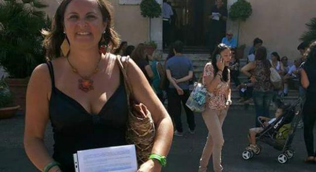 Una neoassunta in via della Consolazione 4...