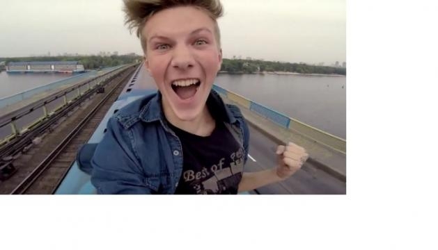 Pasha, il ragazzo che si fa selfie sul treno