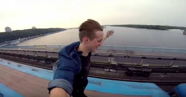 Pasha: selfie sul tetto del treno