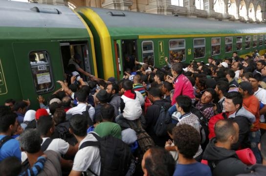 profughi ammassati assaltano treno