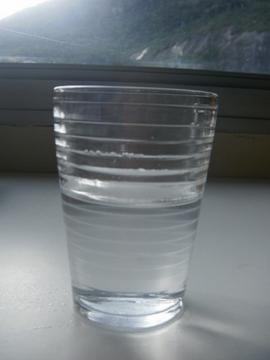 Copo com solução de água com sal.