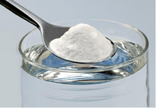 Solução de água morna com sal.