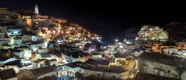 La splendida città di Matera di notte.
