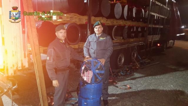Le sigarette di contrabbando nel tir parcheggiato nella periferia di Napoli