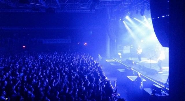 Visione dal lato del teatro con i BIffy all'opera