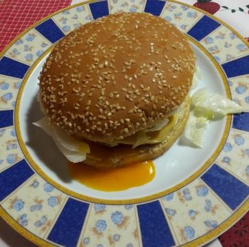 Panino con hamburger all'occhio di bue