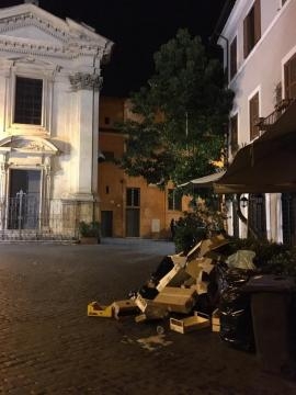 Rifiuti in piazza Sant'Egidio a Trastevere