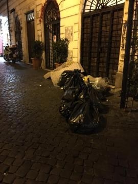 Rifiuti in strada nel centro di Roma
