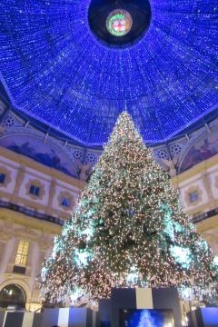 Milano ogni natale si decora in festa