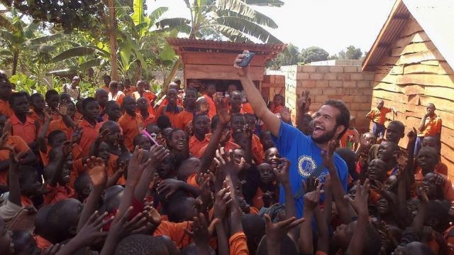 centinaia di bambini africani incantati dalla gioia di Andrea Caschetto