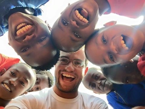 uno specialissimo selfie per Andrea e un gruppo di orfani