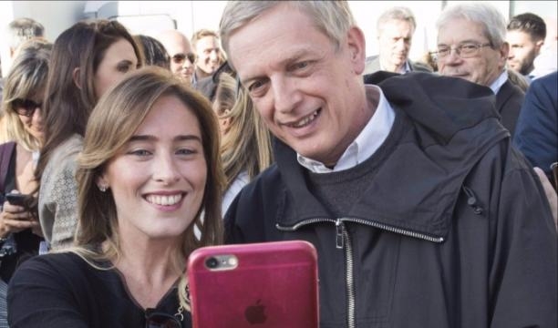 Il selfie di piazza del Popolo tra Boschi e Cuperlo