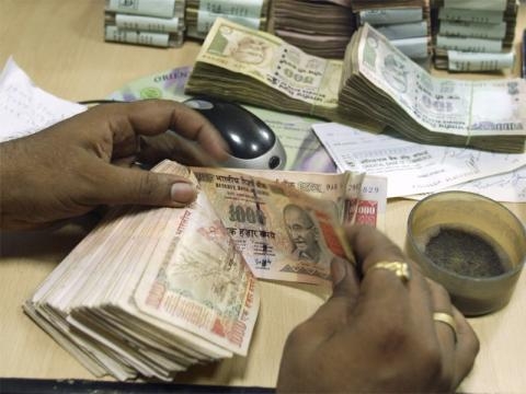 India bans Rs 500 and !00 Rs notes (PAnasiabiz.com)