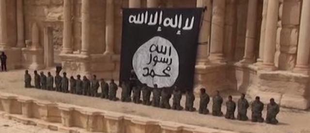 Militari siriani condannati a morte dall'Isis a Palmira, la clip è tratta da un video di propaganda del Daesh del 2015