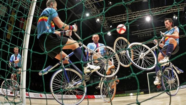 El Ciclobol, es un deporte similar al fútbol que se realiza sobre bicicletas en una cancha de suelo duro similar al de una canchita de fútbol 5.