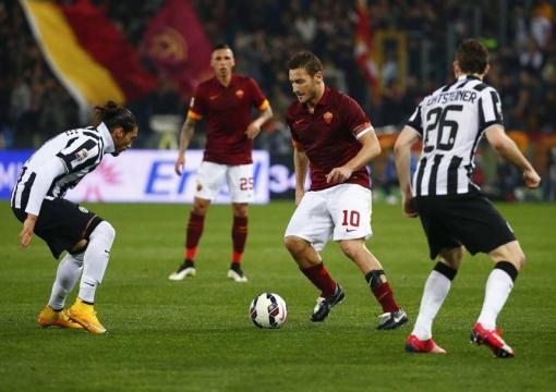Il capitano Francesco Totti in azione contro la difesa bianconera
