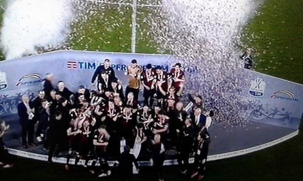 Il momento della consegna della Supercoppa