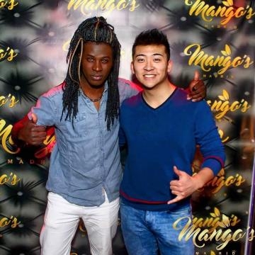 En un bolo junto a su amigo Coman