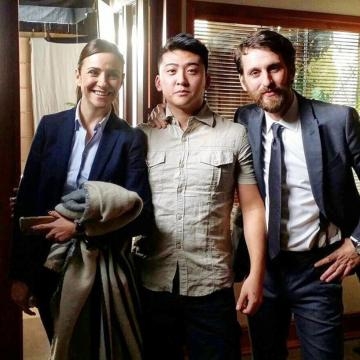 En un rodaje de una serie La Embajada