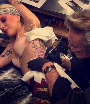 Lady Gaga e il tatuaggio omaggio