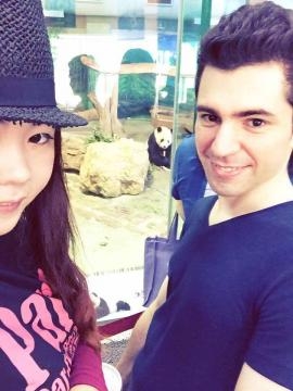 Leonel y Yu-Hsuan con los osos panda de Taiwán