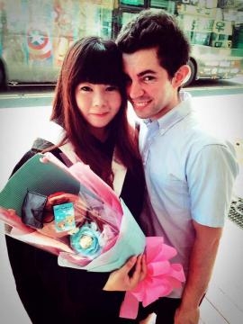 Leonel y Yu-Hsuan junto a un ramo no convencional