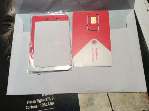 La busta con le sim arrivate da uno sconosciuto
