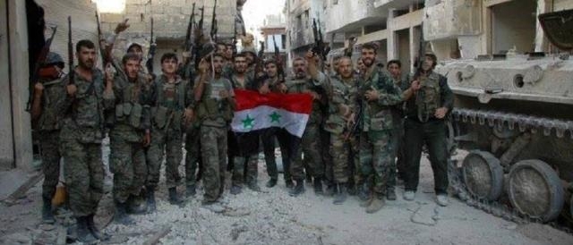 Militari siriani celebrano la rinconquista di Palmira