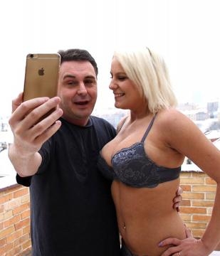 Il re del trash ora gira video erotici