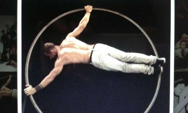 Uno dei ballerini mnei's di 'Around'