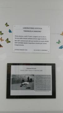 La targa della scuola a Emanuela Sansone