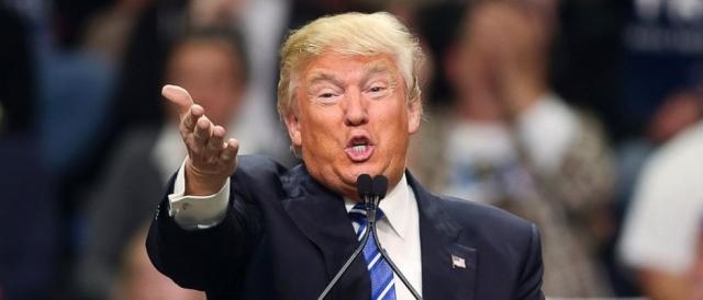 Donald Trump in una delle sue caratteristiche espressioni durante un comizio