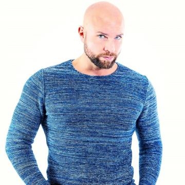 Miky Falcicchio sensuale e intrigante in posa