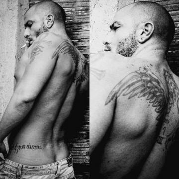 Miky Falcicchio senza maglia e con i pantaloni abbassati