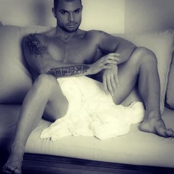 Miky Falcicchio senza veli in posa sensuale