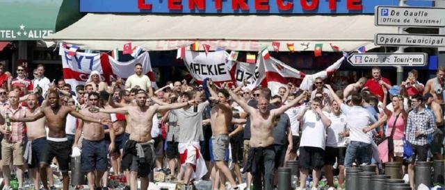 Gli scatenati hooligans inglesi hanno devastato Marsiglia