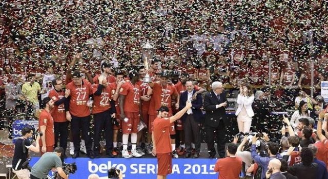 La premiazione: capitan Gentile solleva la coppa