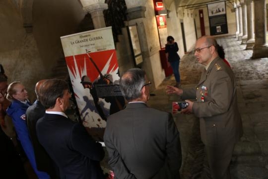 Il Col. Andrea PERUGINI, all'ingresso della mostra ne illustra i contenuti