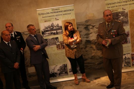 Il Col. Perugini durante l'illustrazione dei pannelli.