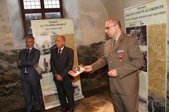 Il Ten.Col. Andrea Perugini, illustra i pannelli al Prefetto Giuseppe Mario Scalia e al Senatore Mauro Del Barba.