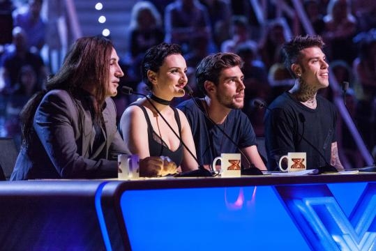 la giuria di X Factor 10 dietro il bancone
