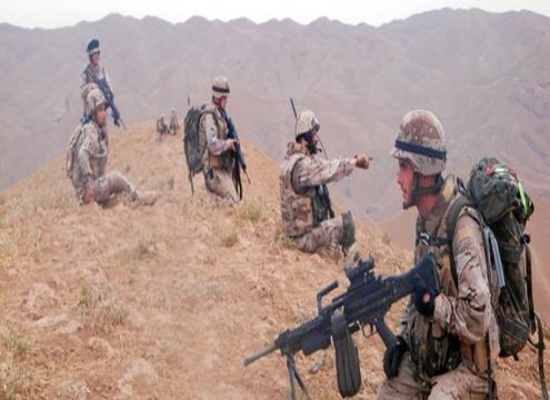 En alerta en una cima. Siempre hay que ganar las alturas.