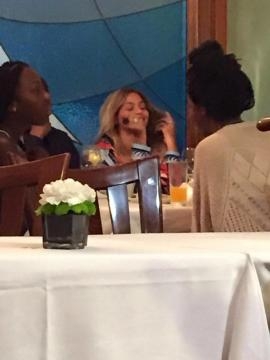 Beyoncé scherza a tavola con alcune amiche