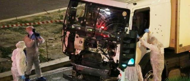 Il camion crivellato di colpi utilizzato per l'eccidio del 14 luglio