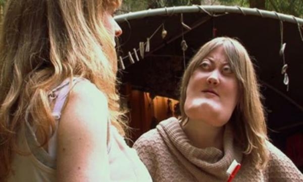 Victoria conversando com uma amiga